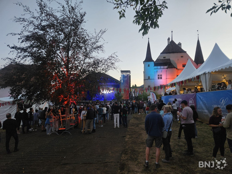 Le festival se déroule dans le verger de la cave des Lauriers à Cressier. 
