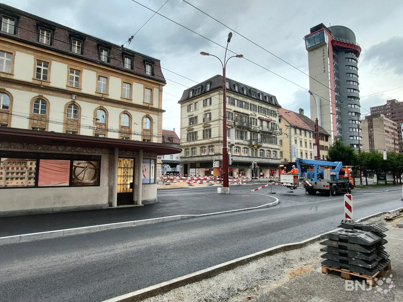 La signalisation lumineuse est en cours de démontage au carrefour Léopold-Robert-Casino-Docteur-Coullery. Les feux n'ont pas été réinstallés sur les nouveaux trottoirs.