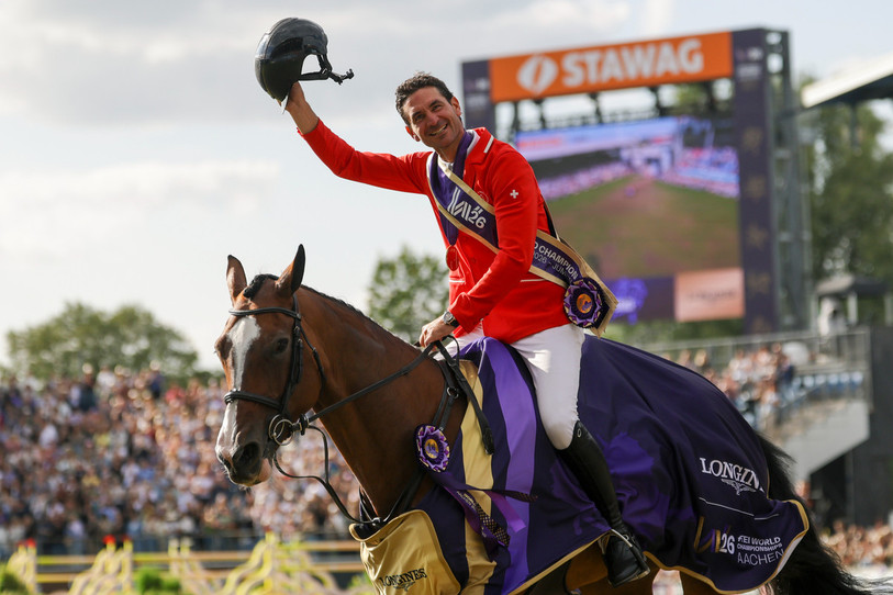 Steve Guerdat a été sacré champion du monde dimanche avec son cheval Dynamix. (Photo : Keystone/EPA/Christopher Neundorf)