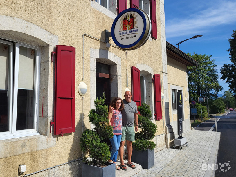 Maria et Sonny Salih posent devant leur désormais ancienne Auberge du Chasseur à Fenin.
