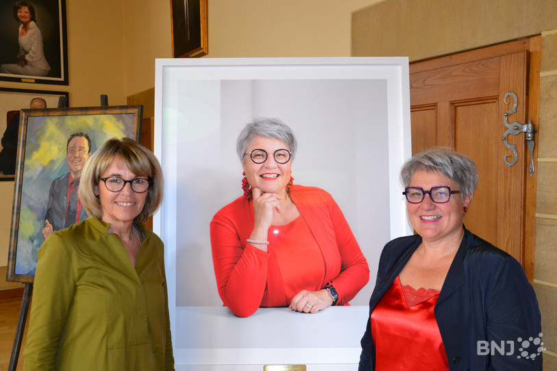 La photographe Eveline Perroud (gauche) a réalisé le portrait de Monika Maire-Hefti (droite)