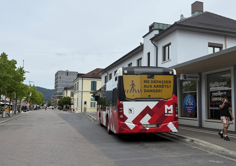 La campagne de prévention est notamment diffusée sur les vitres arrière de cinq bus du réseau. (Photo : MOBIJU).