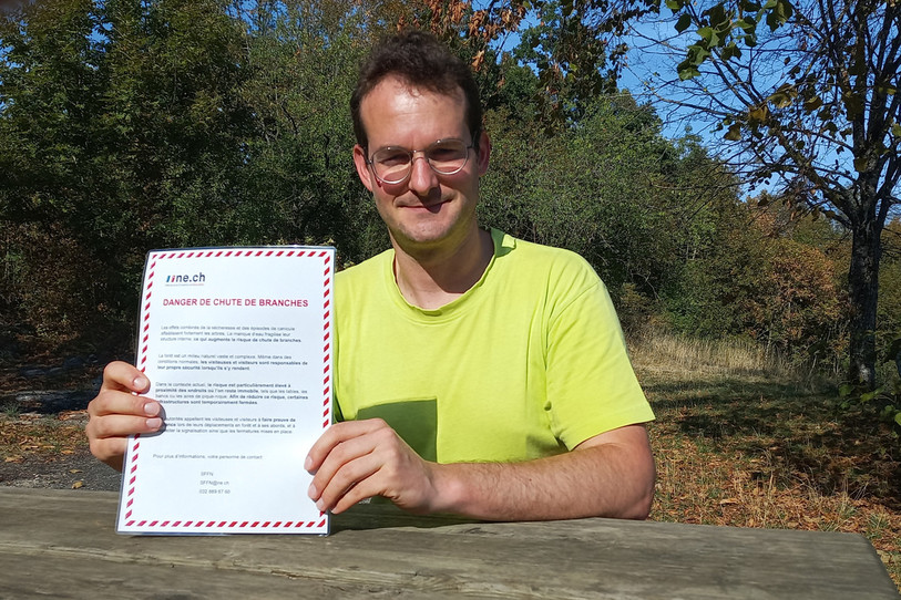 Romain Blanc, ingénieur forestier cantonal du Canton de Neuchâtel, avertit sur les dangers de rester immobile en forêt sous un arbre sec.