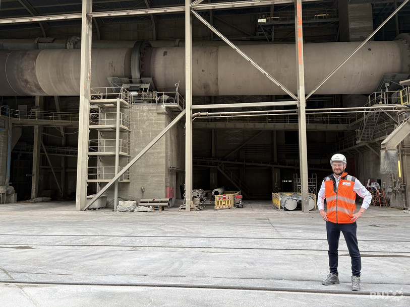 Anthony Geoffray est directeur d'usine au sein de Vigier Ciment SA. L'entreprise serre la vis pour atteindre la neutralité climatique.