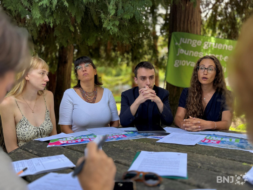 Les Vert-e-s et les Jeunes Vert-e-s neuchâtelois-es ont présenté leurs projets au Jardin anglais à Neuchâtel. (De gauche à droite : Marie Kamber, Julie Boillat, Emile Blant et Cloé Dutoit).