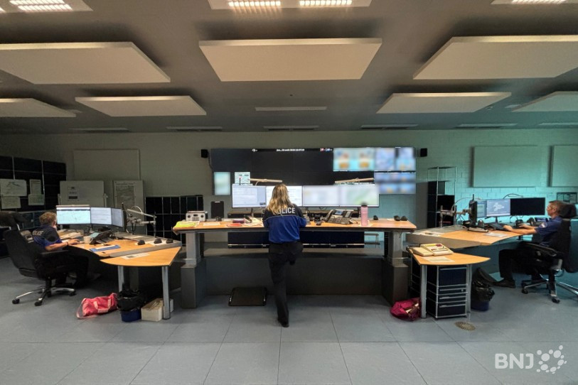 Cette pièce regroupe en permanence plusieurs policiers pour diriger les opérations de secours. « C’est comme une tour de contrôle », image Pauline Christ Hostettler, responsable de la communication à la police cantonale jurassienne.