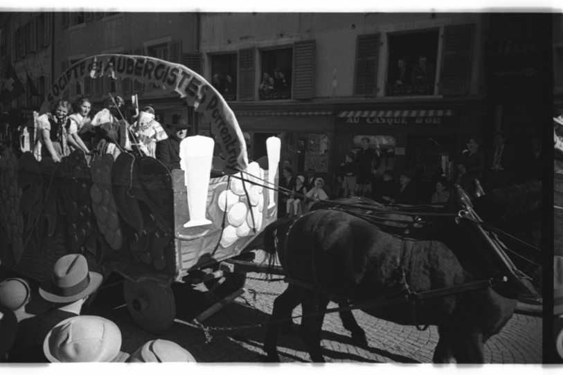Cortège de la 1ère braderie de Porrentruy, le 4 octobre 1936. (Photo : Albert Perronne, négatif n-b, 24 x 36 mm. Coll. Musée de l’Hôtel-Dieu Porrentruy, fonds Albert Perronne.)