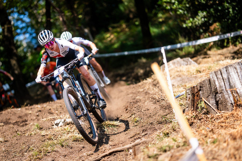 Elina Benoit a longtemps joué pour les médailles et a même mené la course durant deux tours jeudi à Val di Sole. (Photo : KEYSTONE/Maxime Schmid)
