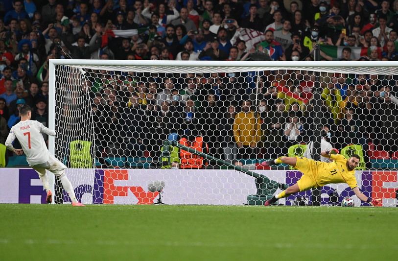 Alvaro Morata échoue devant Gianluigi Donnarumma en demi-finale de l'Euro. (Photo : EPA/Andy Rain / POOL)