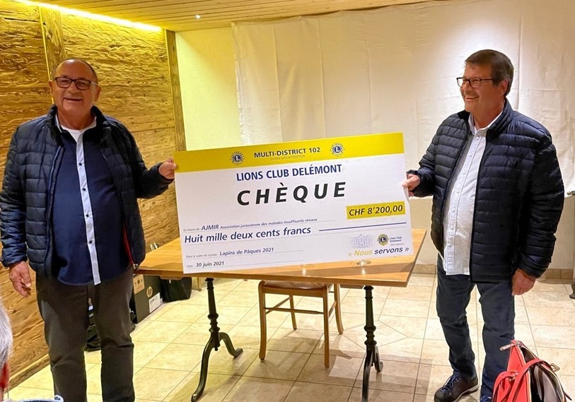 Jean-Pierre Tobler et Yves Tobler, respectivement président-fondateur et vice-président de l’Association Jurassienne des Malades Insuffisants Rénaux (AJMIR) ont reçu un chèque de 8'200 francs de la part du Lions Club Delémont.