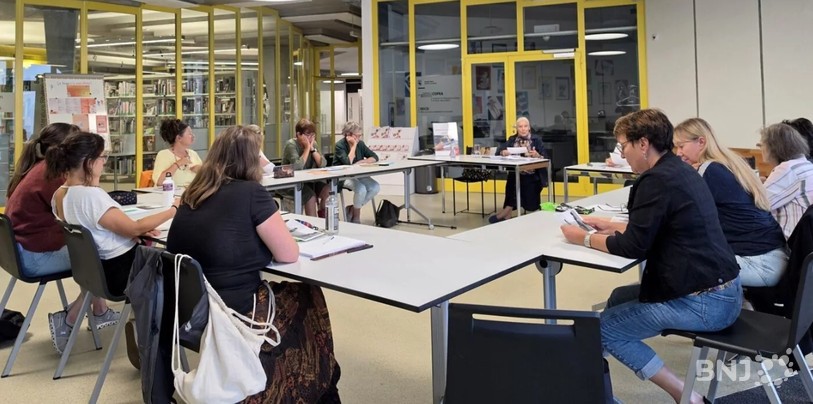 Lors des trois soirées de L'attrape-mots, Claudine Houriet confronte notamment les participantes au pouvoir des images. (Photo : Salomé Di Nuccio)