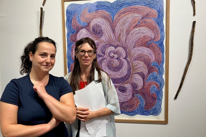 Noémie Güdel (à gauche) a misé sur l'artiste Chloé Berberat pour la première exposition de La Caserne à Delémont.