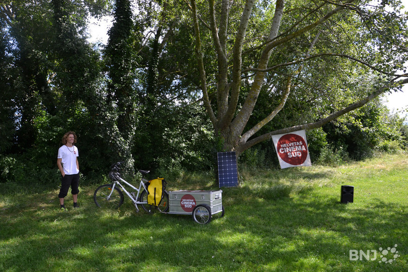Après le voyage à vélo, il est temps de monter un cinéma éphémère.