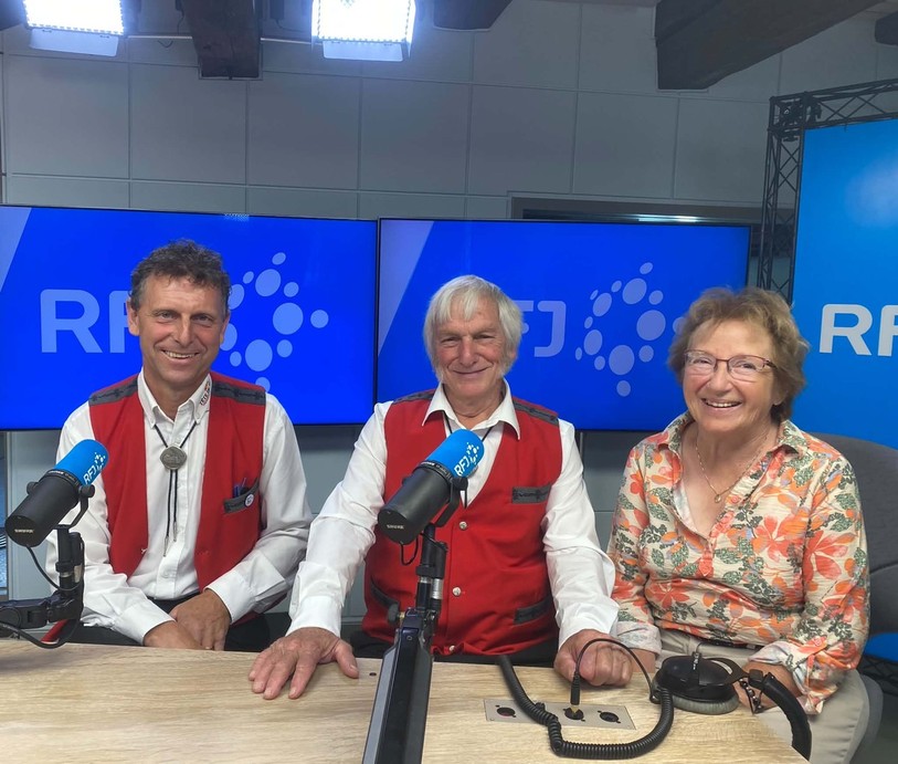La présentation de l'Echo du Vorbourg (de g. à d.) a été portée par les voix du directeur de la société Mario Leuenberger, du président Guy Petermann et de la secrétaire Yvette Petermann.