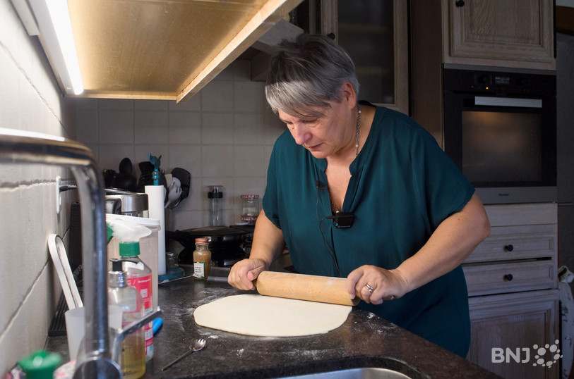 Danièle Laville dans sa cuisine prépare la pâte pour la Tatin à l’échalote avec confit à la Damassine et Tête de Moine.