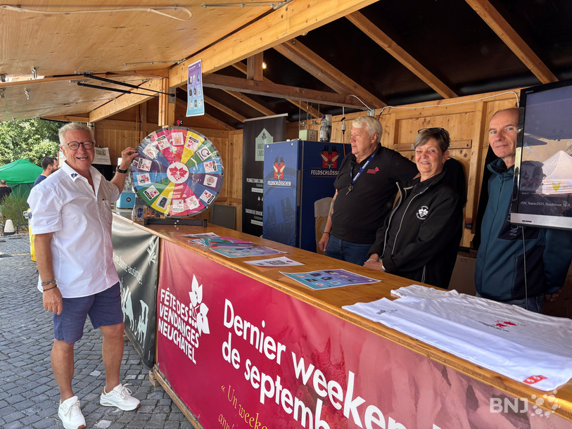 Eric Leuba (tout à gauche) est un heureux responsable des stands de la Fête des vendanges de Neuchâtel à Braderie de Porrentruy. 