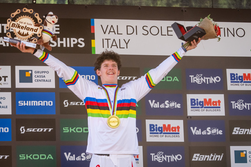 Raoul Schneeberger se pare du maillot arc-en-ciel de champion du monde. (Photo: KEYSTONE/Maxime Schmid)