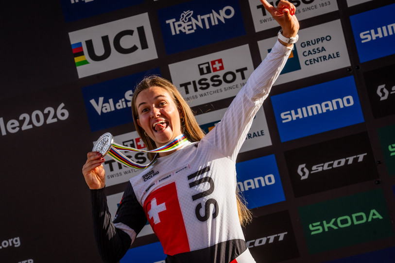 Lisa Baumann, très heureuse sur le podium mondial, à Val di Sole. (Photo: KEYSTONE/Maxime Schmid).
