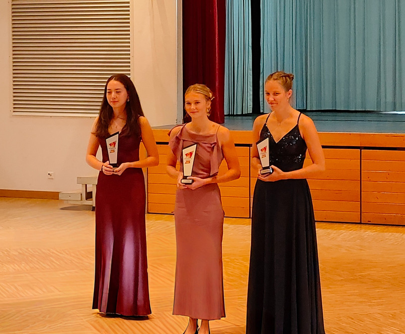 Célestine Crelier (au centre) a remporté la catégorie bois de la finale des solistes du Swiss Windband Award (photo: Fédération jurassienne de musique).