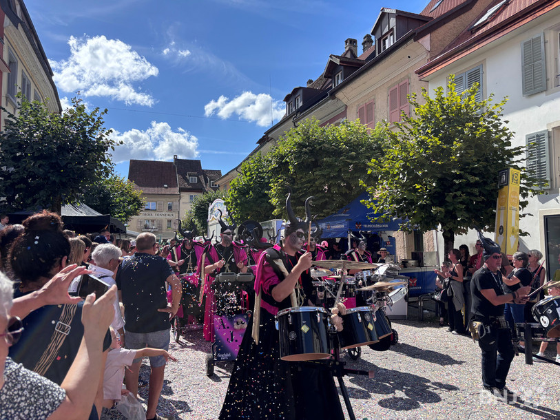 Les confettis, rois de la fête le dimanche après-midi à la Braderie de Porrentruy.