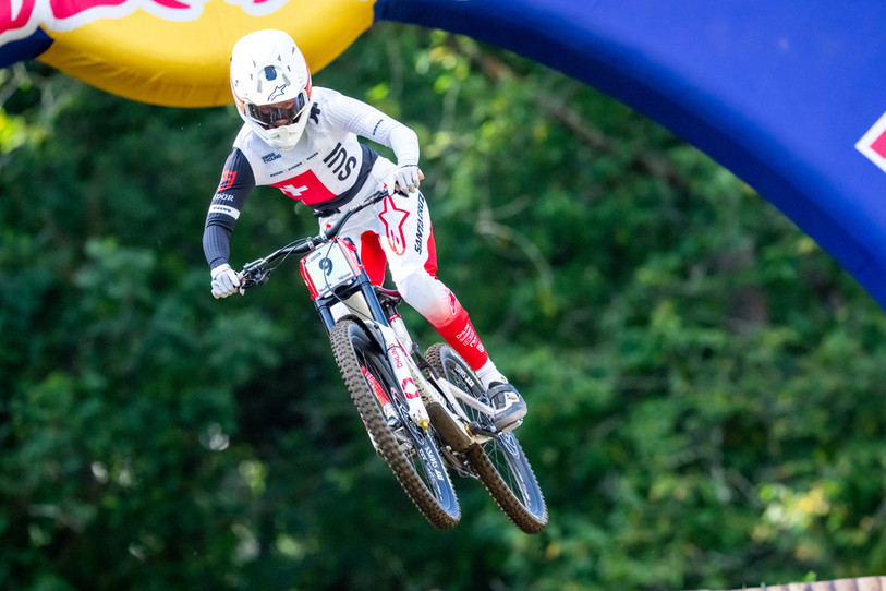 Raoul Schneeberger dans ses oeuvres à Val di Sole. (Photo : Keystone/Maxime Schmid)