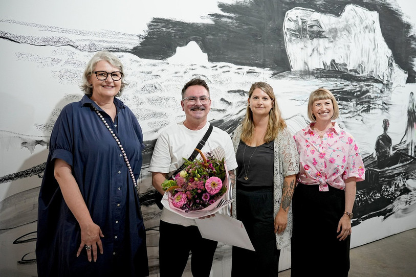 De gauche à droite : Nathalie Chaix, présidente du jury, et directrice du Musée Jenisch de Vevey, Damien Comment, lauréat, et les co-présidentes de Visarte Jura Lara Paratte et Anouk Richard, devant l’œuvre de l’artiste (Photo : Vanessa Kunz)