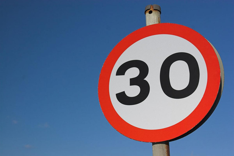 La traversée du village de St-Brais à 30 km/h fait l'objet d'oppositions. (Photo libre de droits).