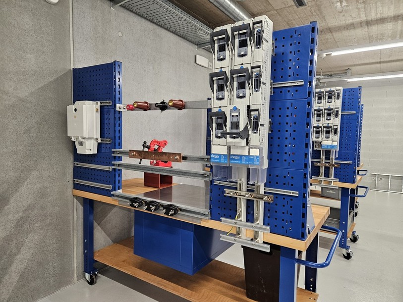 Chaque apprenti a son propre établi avec différents exemples de boîtes électriques dans le centre d'exploitation de Boudevilliers. 