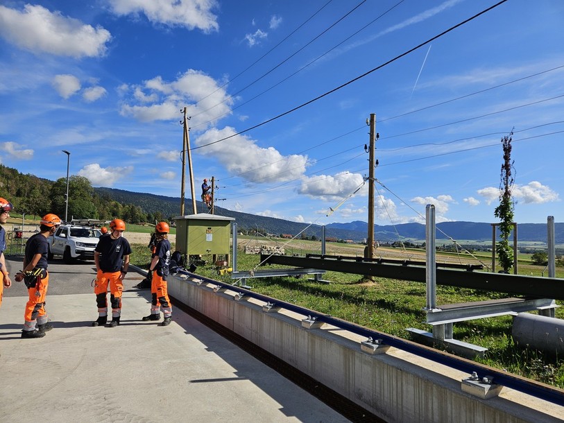 Les sept nouveaux apprentis de Groupe E peuvent passer de la théorie à la pratique directement sur le site vaudruzien. 