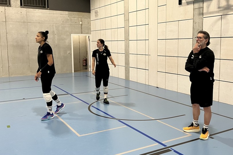 Romeu Filho observe ses joueuses durant un entraînement matinal.