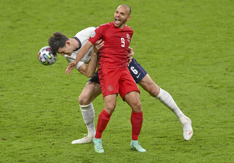 Harry Maguire (en blanc, au duel avec le Danois Martin Braithwaite) est omniprésent au duel dans cet Euro (Photo : Justin Tallis/Pool Photo via AP).