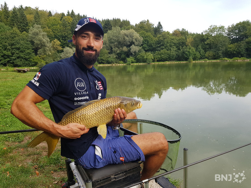 Une belle carpe sortie de l'eau par Tanguy Lachat aux Lavoirs !