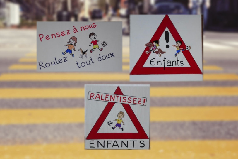 Plusieurs panneaux demandent aux usagers de la route de lever le pied.