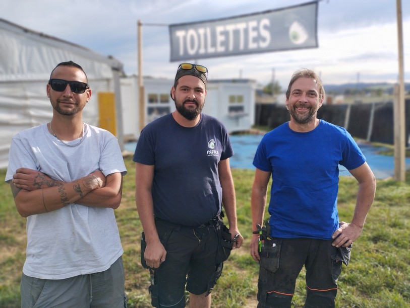 De gauche à droite : Simon Pont Icka, Billy Jobin et Sébastien Franz travaillent sans relâche depuis deux semaines pour que l’eau arrive partout au Chant du Gros.