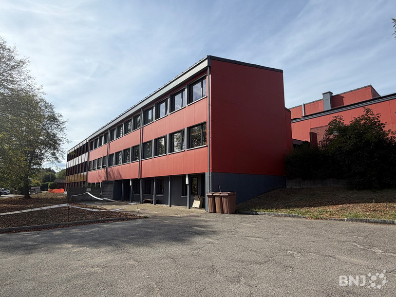 L'agrandissement du bâtiment de l'école primaire n'est pas tout à fait terminé. Les extérieurs ainsi que certains éléments à l'intérieur du bâtiment doivent encore être finalisés au cours des prochains mois. 
