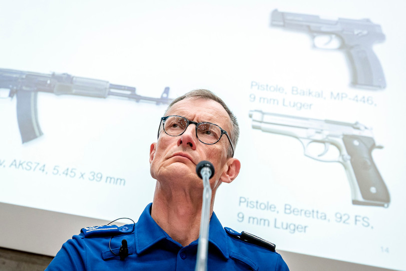 Le commandant de la police argovienne Michael Leupold, devant les armes détenues par l'auteur de la fusillade. (Photo : EPA/MICHAEL BUHOLZER)
