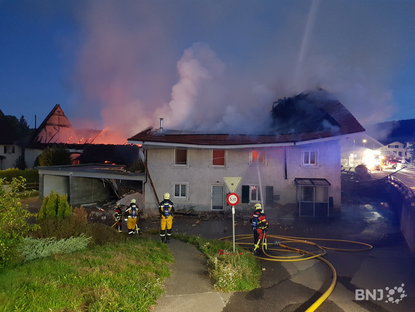 Une grange et une maison ont pris feu ce vendredi matin.