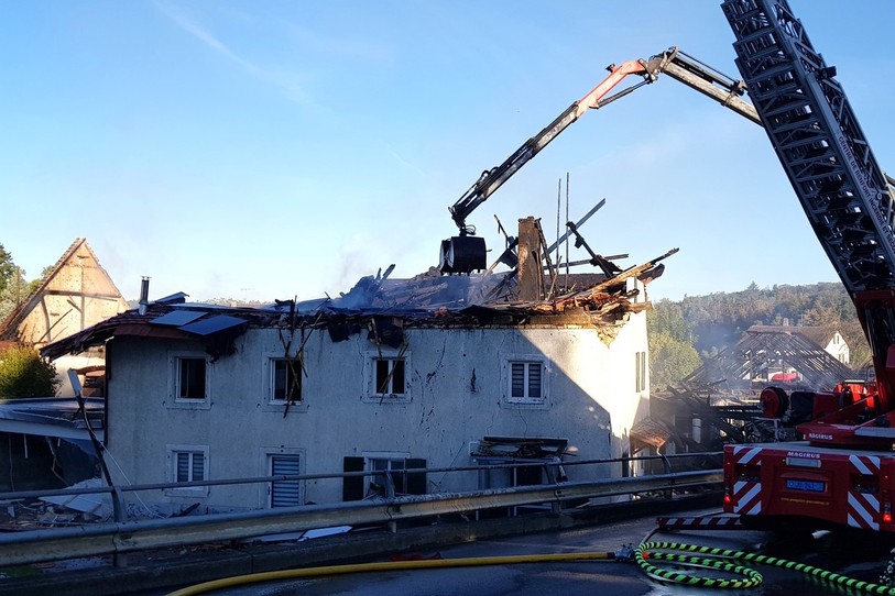 Les toitures des bâtiments sont totalement détruites ce vendredi matin à la suite de l'incendie qui s'est déclaré à Lugnez.