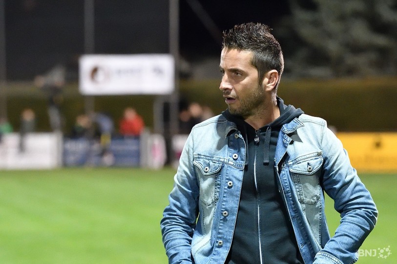 Anthony Sirufo (ici en septembre 2017 lors de son premier passage à la tête du FC Bassecourt) retrouve le banc des Grands-Prés sept ans après son départ. (Photo : archives/Georges Henz).