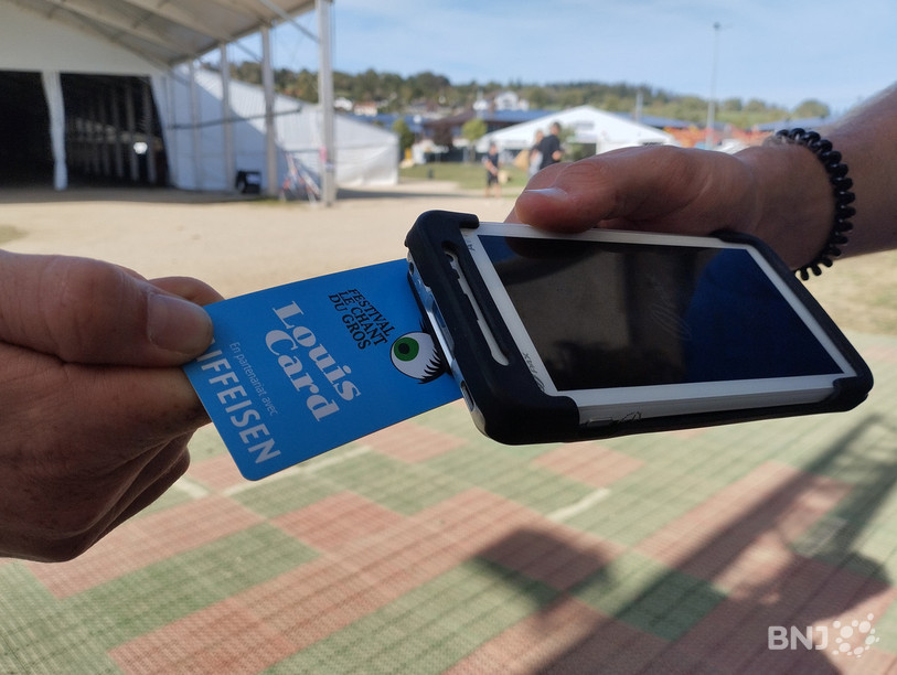 Pour payer, les festivaliers peuvent utiliser leur propre carte bancaire ou la carte prépayée « Louis Card ».