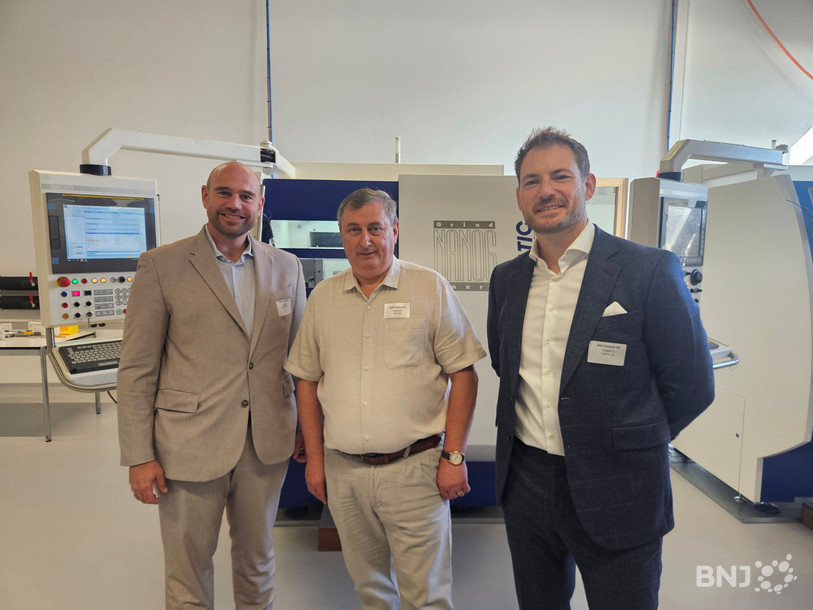 Simon Bournez (à gauche), directeur opérationnel du groupe Dixi Polytool, Dragos Bizgan (au centre), directeur du site de Gampelen et Thibaut Castella (à droite), directeur général et propriétaire de Dixi.