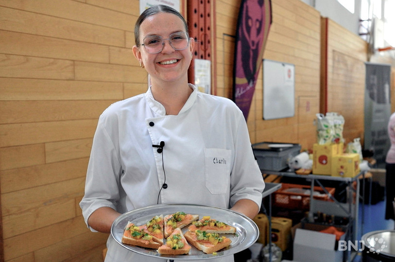 Charline Muller présente fièrement l’un de ses tartares maison
