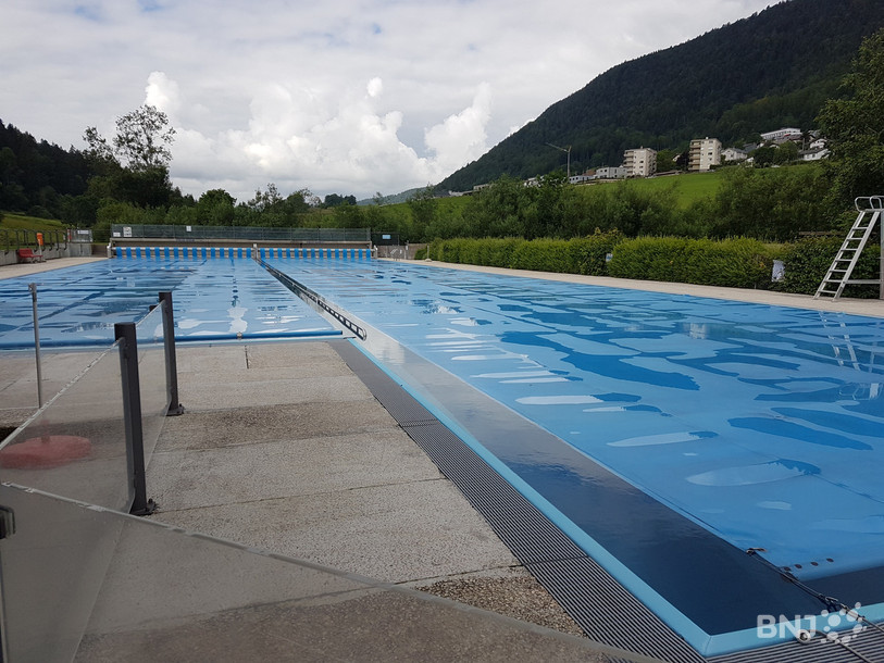 Le bassin est fermé, mais les espaces verts et la buvette resteront ouverts.