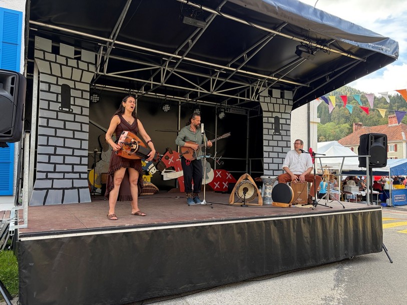 Sarah (à gauche) et le groupe bernois Schellemery se sont produit à Buttes samedi lors de la Fête médiévale du sel.