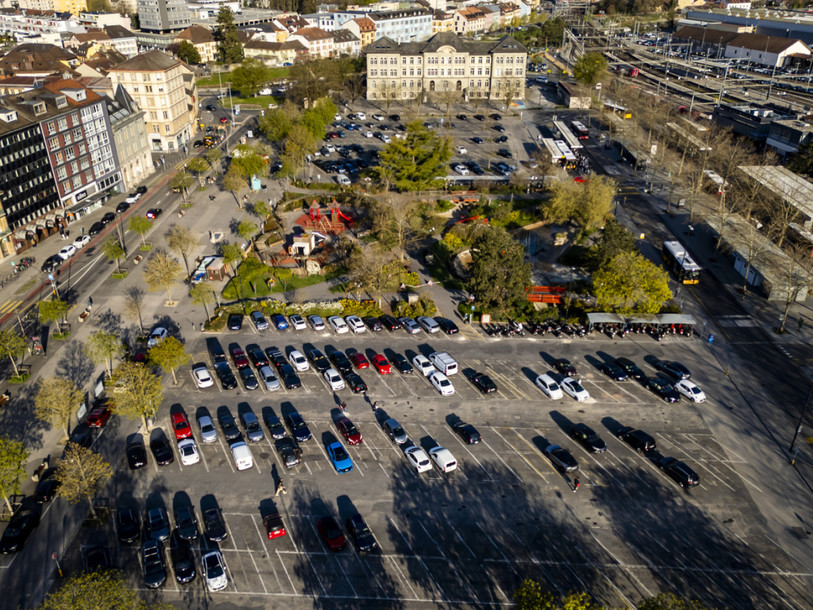 Une vue aérienne de la Place d'Armes à Yverdon-les-Bains, dont la transformation se concrétise (Photo d'archives : Keystone/Jean-Christophe Bott)