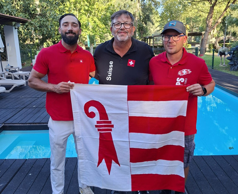 Tanguy Lachat, Jean-Jacques Iseli et Christian Fady (de gauche à droite) ont fièrement représenté le Jura à Coruche au Portugal.