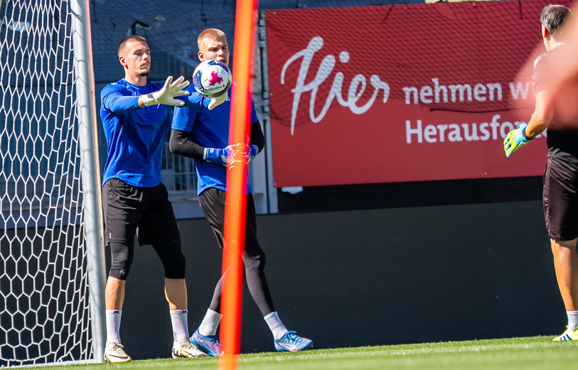 Simon Caillet, à droite aux côtés du gardien titulaire Anthony Racioppi, continue d'apprendre au sein de l'effectif professionnel du FC Sion. (Photo : KEYSTONE/Maxime Schmid)