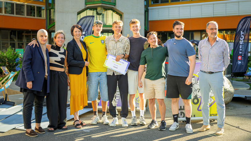 Le prix du Challenge InnoCité a été remis à l'équipe triomphante par Crystel Graf (troisième depuis la gauche), au nom du Canton de Neuchâtel. (Photo : Mario Cafiso)