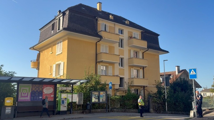 Intervention de la Police neuchâteloise ce mardi matin dans le secteur de Fontaine-André pour sauver une personne en détresse réfugiée sur un toit.