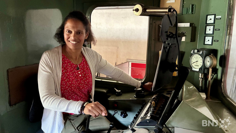 Eléonore Lucea, vice-présidente du RVT-Historique, conductrice et formatrice de mécaniciens de locomotive, apprécie circuler aux commandes des véhicules de l'association, ici l'Etincelante.